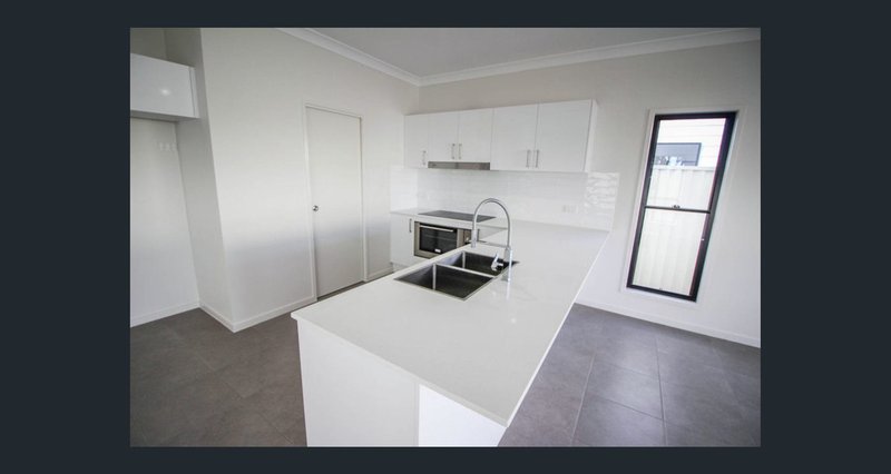 Photo - 64 Kitchener Street, Wynnum QLD 4178 - Image 2