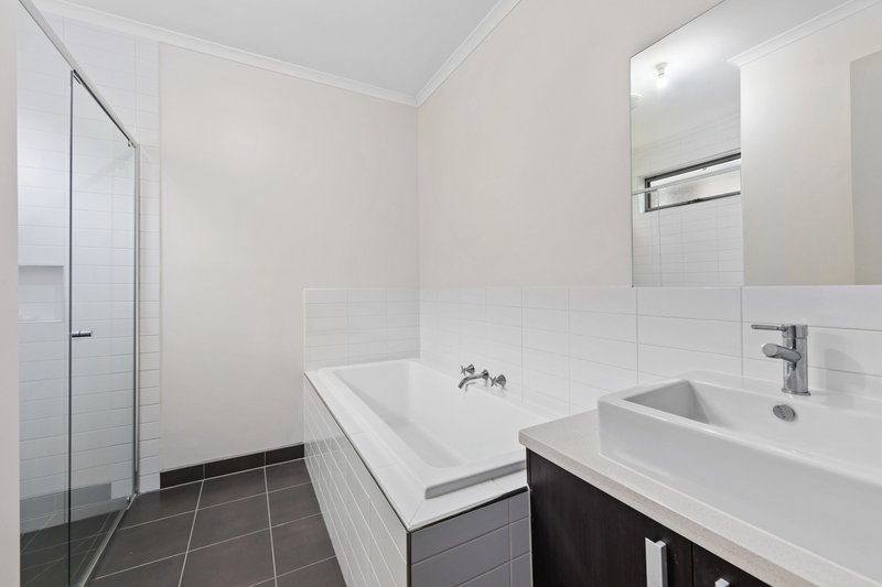 Photo - 64 Kororoit Approach, Caroline Springs VIC 3023 - Image 11