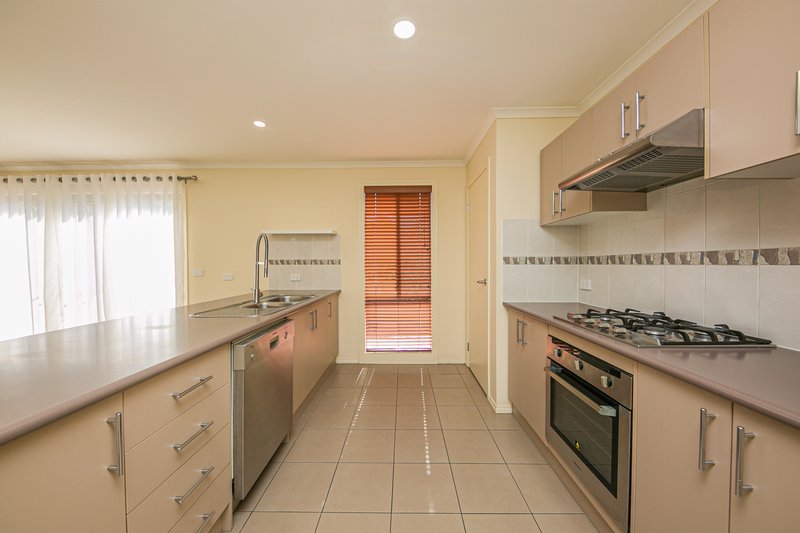 Photo - 64 Ridgemont Drive, Berwick VIC 3806 - Image 6