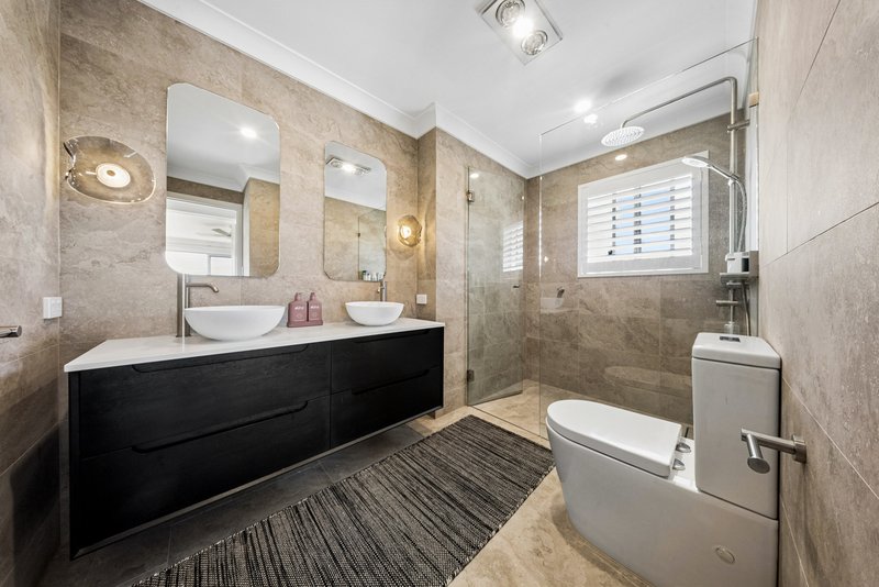 Photo - 64 River Crescent, Broadbeach Waters QLD 4218 - Image 11
