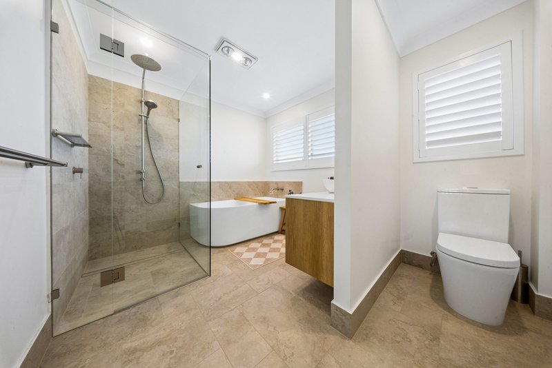 Photo - 64 River Crescent, Broadbeach Waters QLD 4218 - Image 14