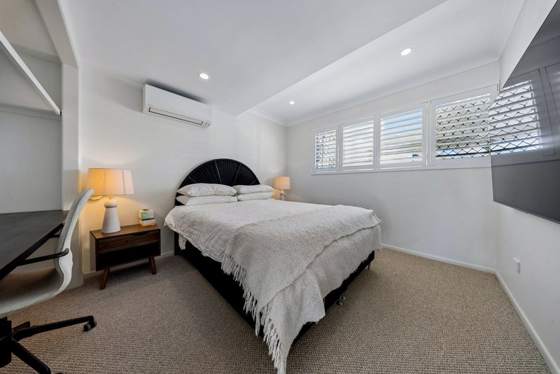 Photo - 64 River Crescent, Broadbeach Waters QLD 4218 - Image 17