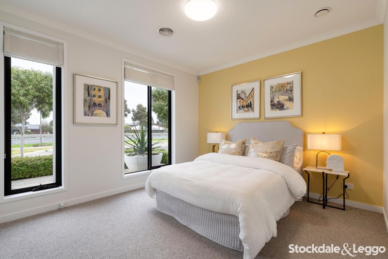 Photo - 65 Creekbridge Street, Craigieburn VIC 3064 - Image 3