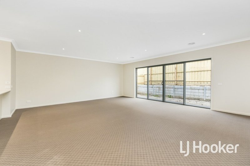 Photo - 65 Highmount Drive, Hampton Park VIC 3976 - Image 3