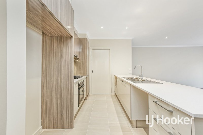 Photo - 65 Highmount Drive, Hampton Park VIC 3976 - Image 5