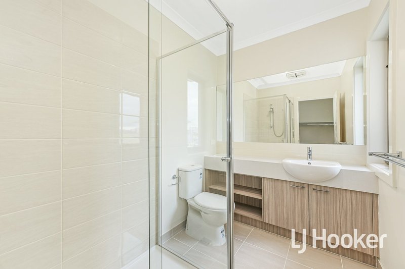 Photo - 65 Highmount Drive, Hampton Park VIC 3976 - Image 8