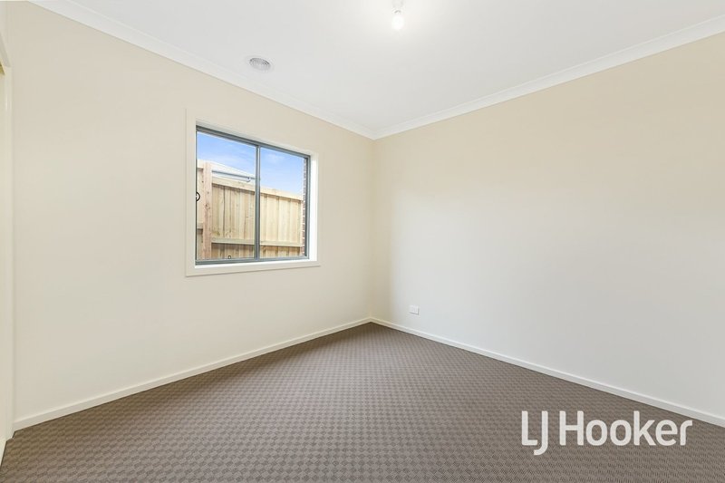 Photo - 65 Highmount Drive, Hampton Park VIC 3976 - Image 9