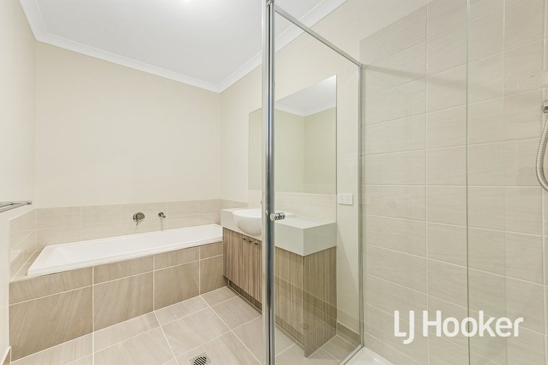 Photo - 65 Highmount Drive, Hampton Park VIC 3976 - Image 10