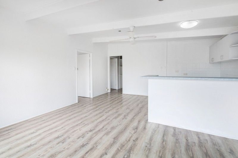 Photo - 6/5 Holborow Close, Surfers Paradise QLD 4217 - Image 4