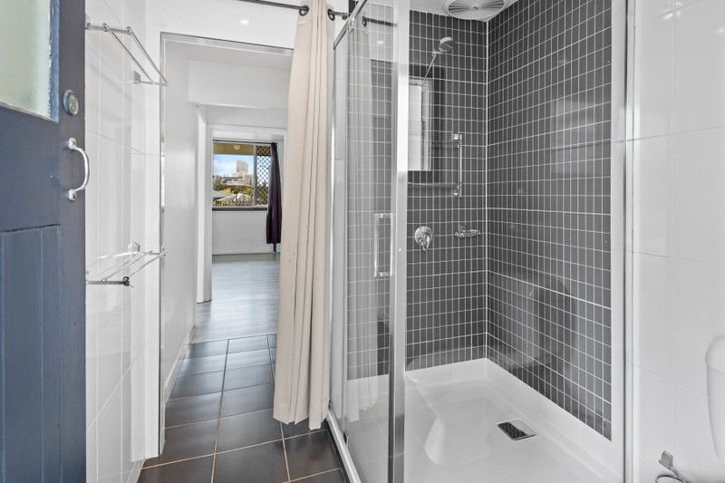 Photo - 6/5 Holborow Close, Surfers Paradise QLD 4217 - Image 7