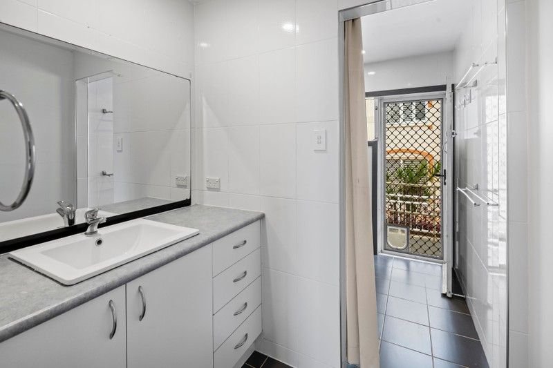 Photo - 6/5 Holborow Close, Surfers Paradise QLD 4217 - Image 8