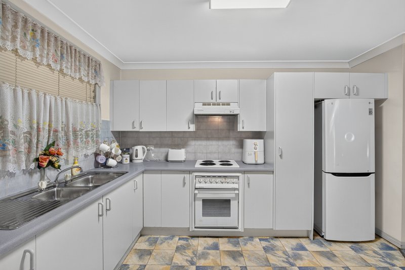 Photo - 6/5 Jacquinot Place, Glenfield NSW 2167 - Image 4