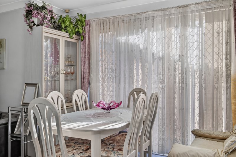 Photo - 6/5 Jacquinot Place, Glenfield NSW 2167 - Image 6