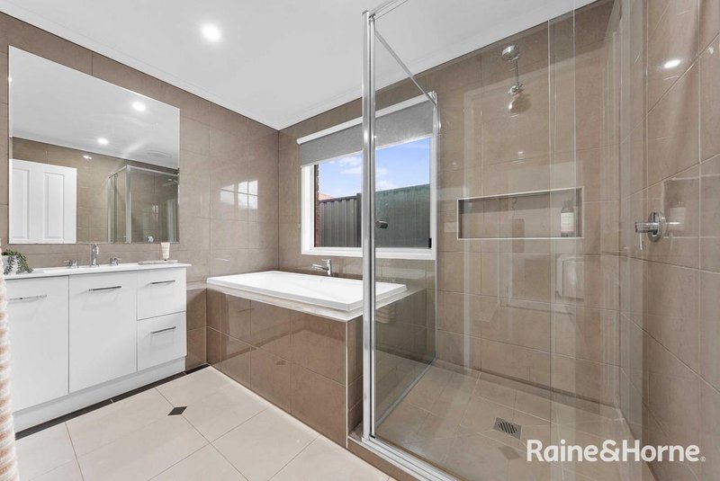 Photo - 65 Mckenzie Crescent, Roxburgh Park VIC 3064 - Image 3