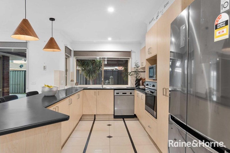 Photo - 65 Mckenzie Crescent, Roxburgh Park VIC 3064 - Image 4