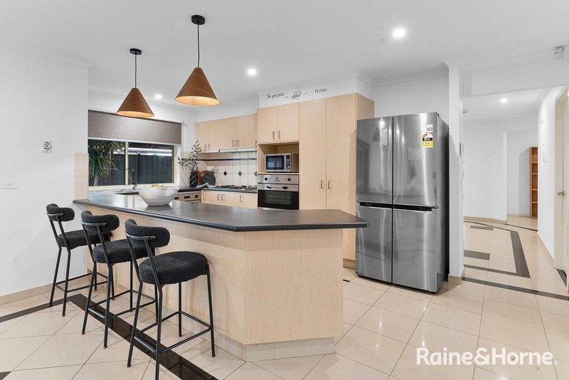 Photo - 65 Mckenzie Crescent, Roxburgh Park VIC 3064 - Image 5