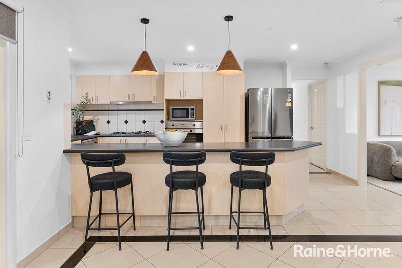 Photo - 65 Mckenzie Crescent, Roxburgh Park VIC 3064 - Image 6
