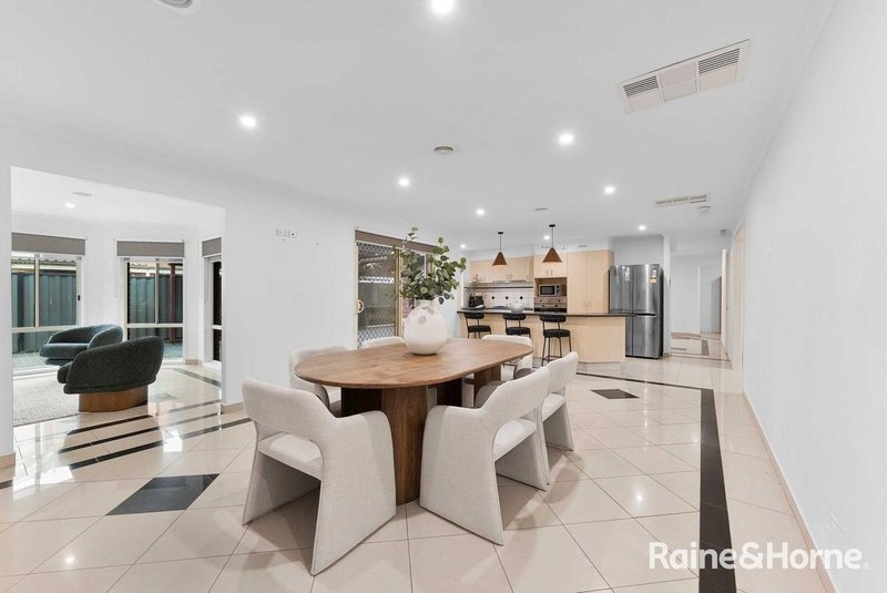 Photo - 65 Mckenzie Crescent, Roxburgh Park VIC 3064 - Image 7