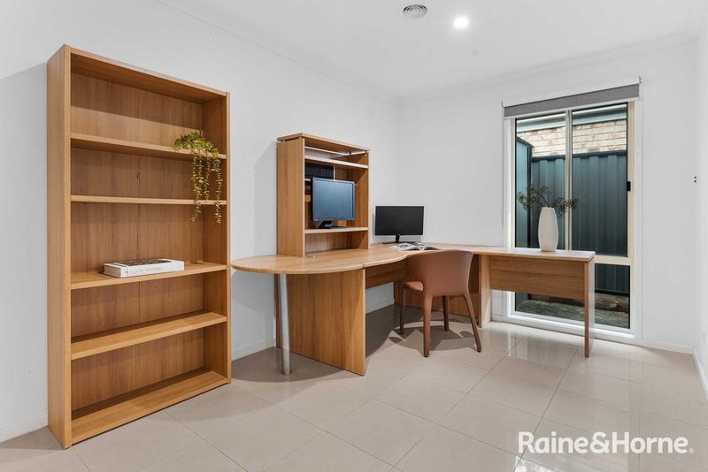 Photo - 65 Mckenzie Crescent, Roxburgh Park VIC 3064 - Image 8