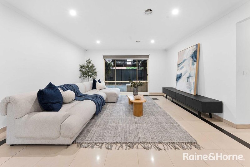 Photo - 65 Mckenzie Crescent, Roxburgh Park VIC 3064 - Image 9