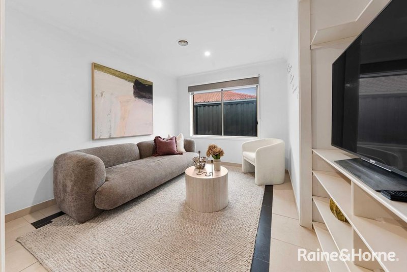 Photo - 65 Mckenzie Crescent, Roxburgh Park VIC 3064 - Image 11