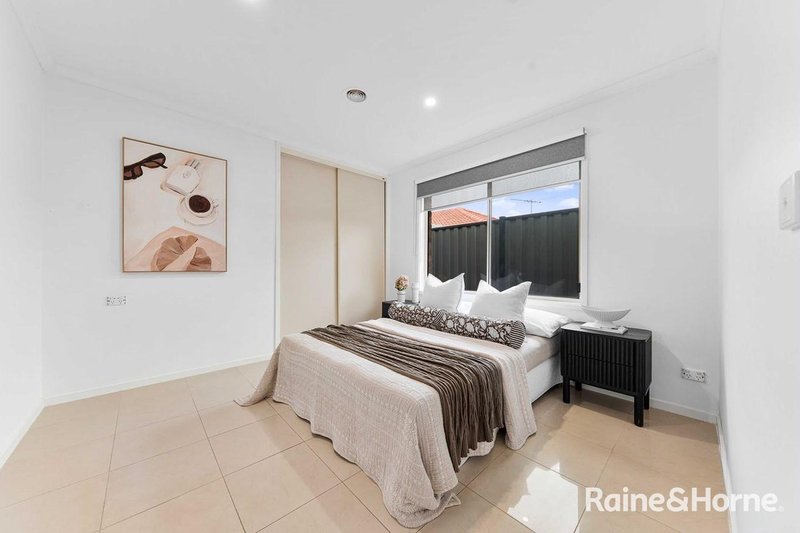 Photo - 65 Mckenzie Crescent, Roxburgh Park VIC 3064 - Image 14