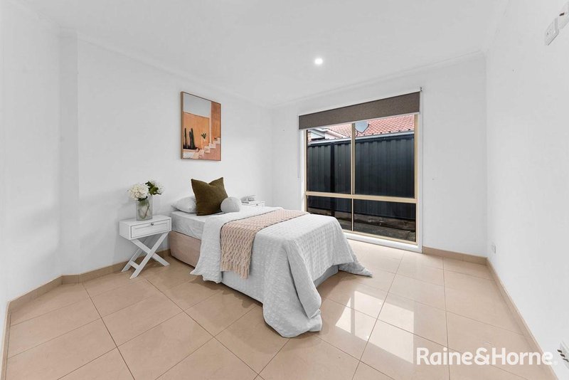 Photo - 65 Mckenzie Crescent, Roxburgh Park VIC 3064 - Image 16