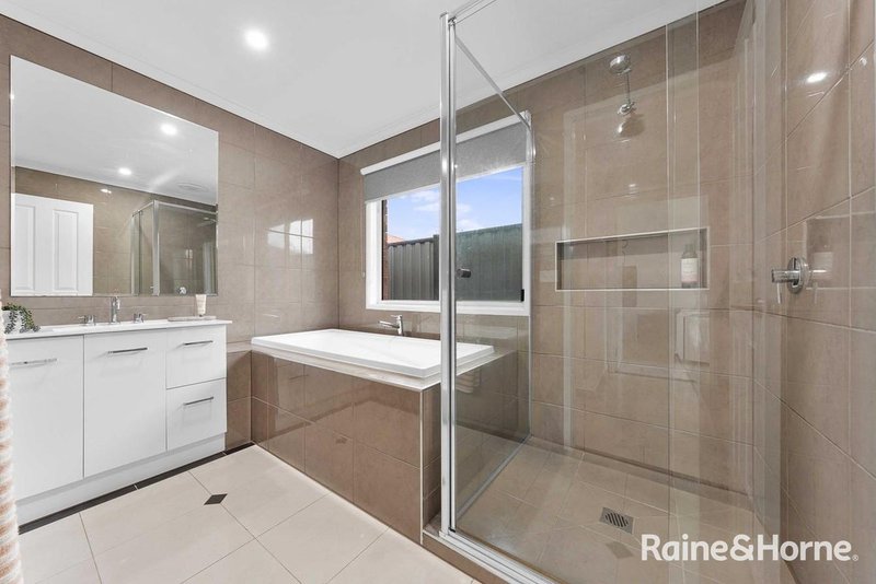 Photo - 65 Mckenzie Crescent, Roxburgh Park VIC 3064 - Image 18