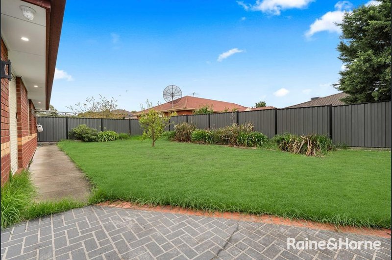 Photo - 65 Mckenzie Crescent, Roxburgh Park VIC 3064 - Image 23