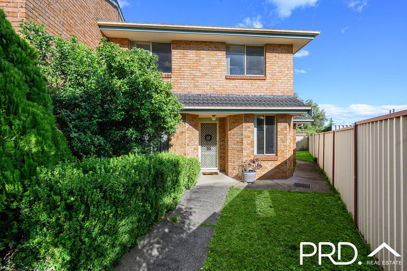 Photo - 6/6-8 Lehn Road, East Hills NSW 2213 - Image 1