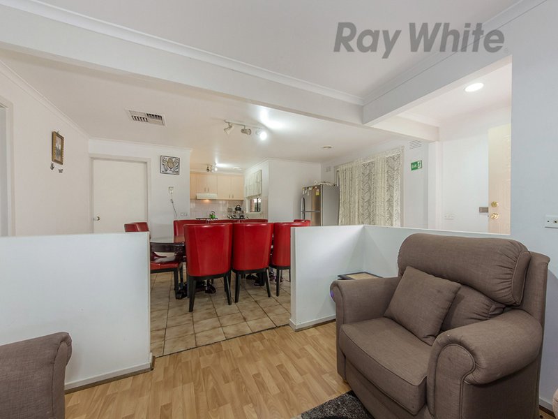 Photo - 66 Aldergate Cr , Kings Park VIC 3021 - Image 3