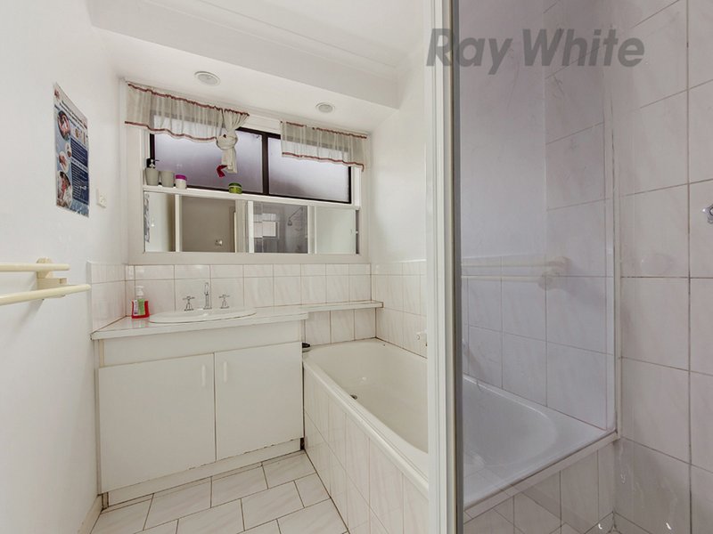 Photo - 66 Aldergate Cr , Kings Park VIC 3021 - Image 5