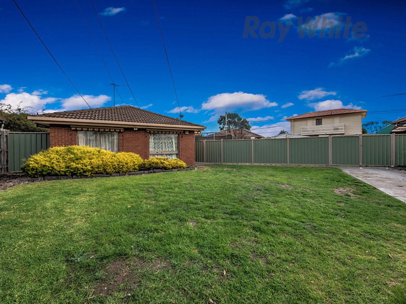 Photo - 66 Aldergate Cr , Kings Park VIC 3021 - Image 8