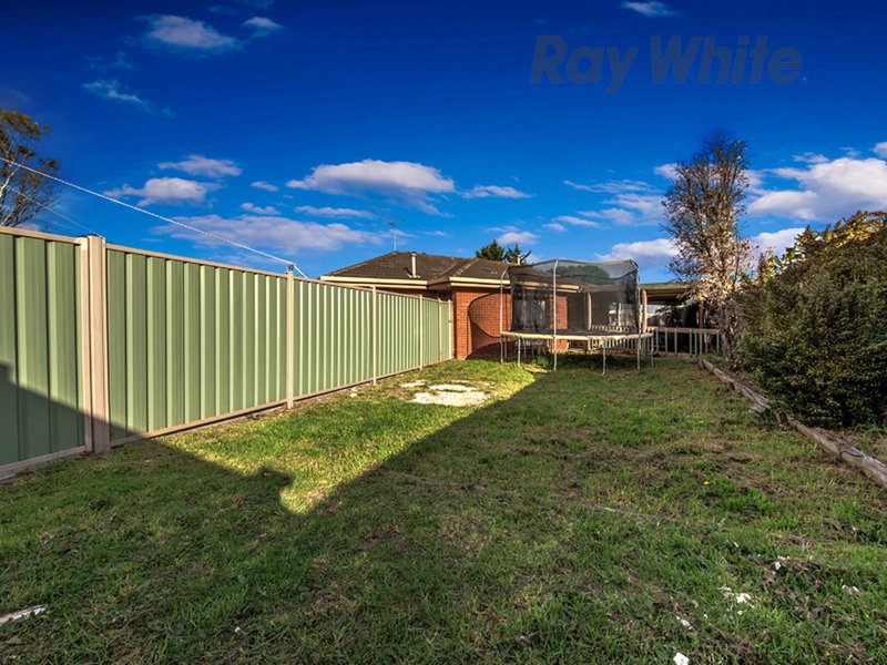 Photo - 66 Aldergate Cr , Kings Park VIC 3021 - Image 9