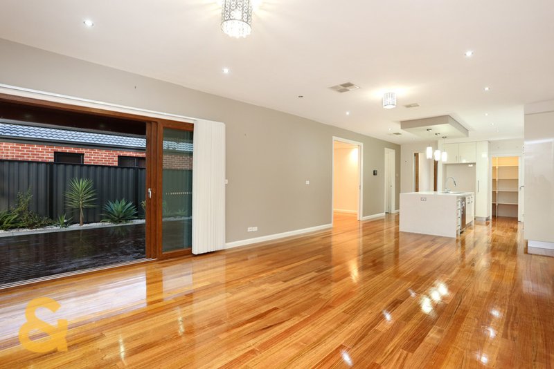 Photo - 66 Biltmore Crescent, Roxburgh Park VIC 3064 - Image 10