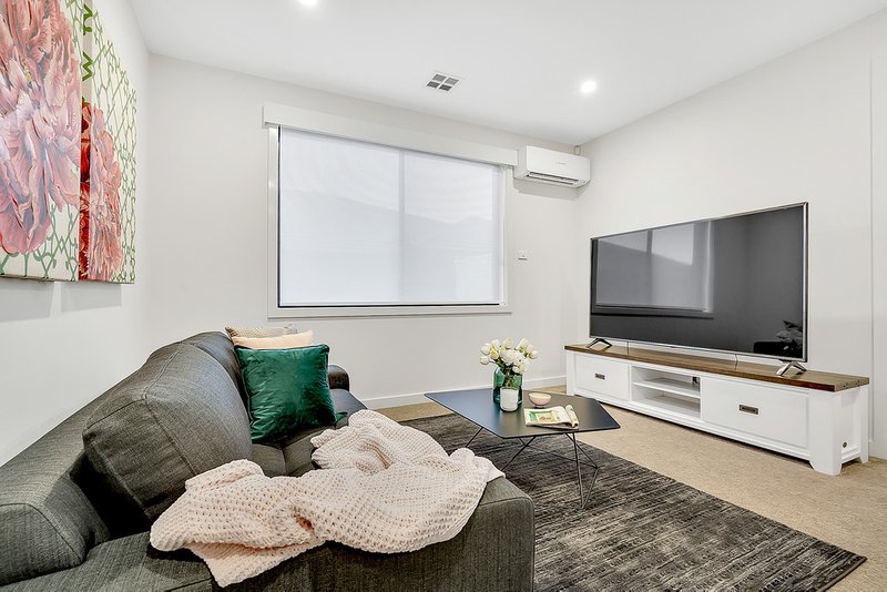 Photo - 66 Clopton Rise, Craigieburn VIC 3064 - Image 17