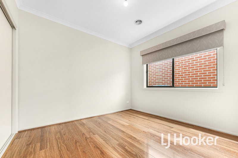 Photo - 66 Highmount Drive, Hampton Park VIC 3976 - Image 8