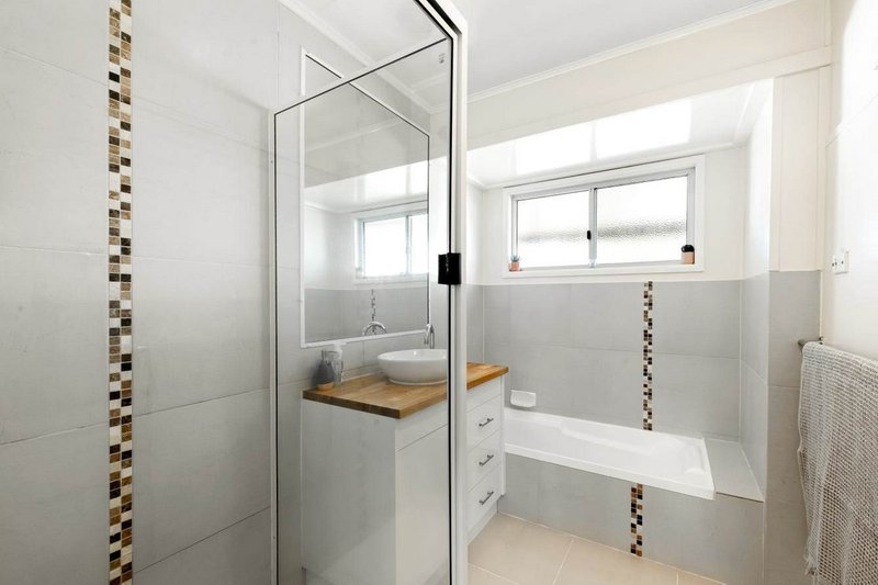 Photo - 66 Knockator Crescent, Centenary Heights QLD 4350 - Image 11