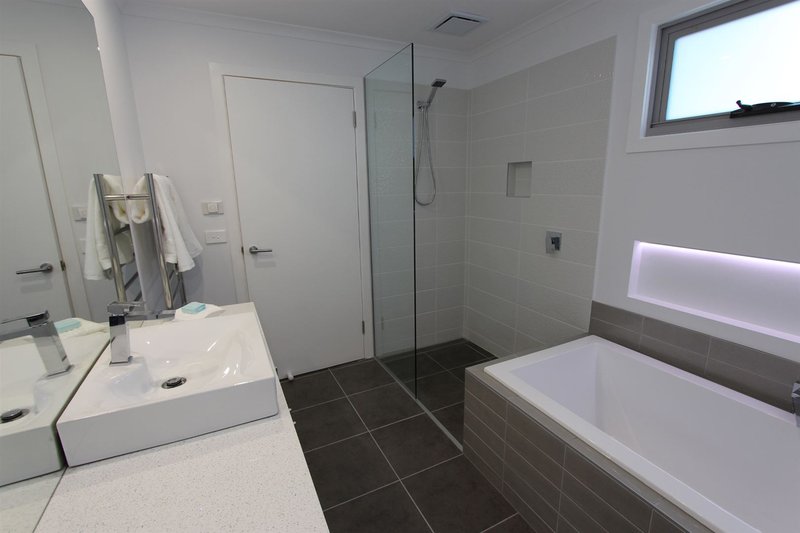 Photo - 66 Malunna Road, Lindisfarne TAS 7015 - Image 10