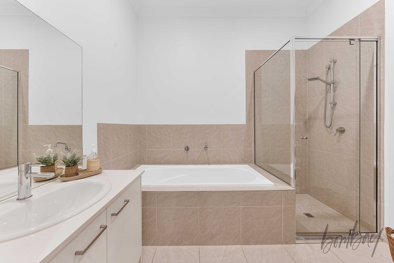 Photo - 665 Grand Boulevard, Mickleham VIC 3064 - Image 6