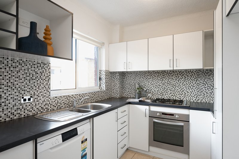 Photo - 6/7-9 Clarence Avenue, Dee Why NSW 2099 - Image 2