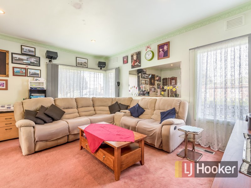 Photo - 67 Circle Drive South, Cranbourne VIC 3977 - Image 5