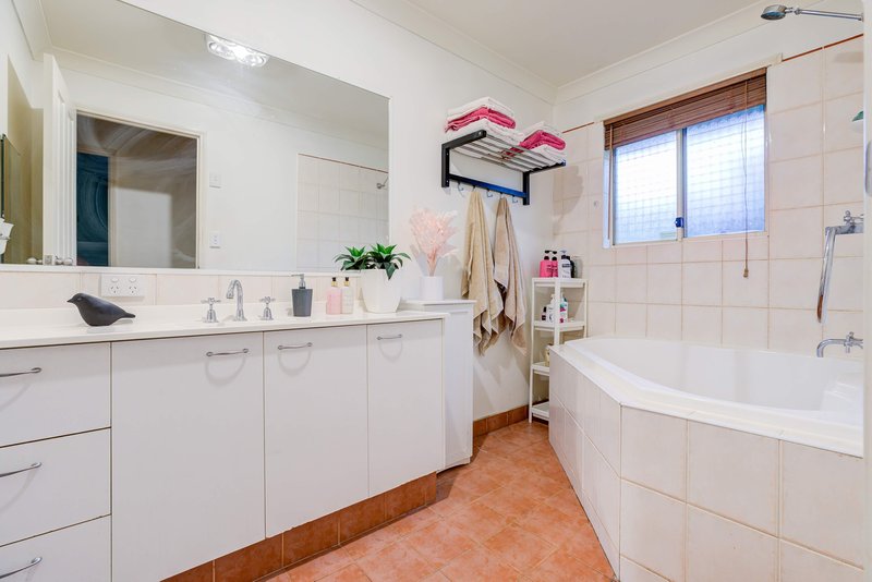 Photo - 67 Galapagos Way, Pacific Pines QLD 4211 - Image 7