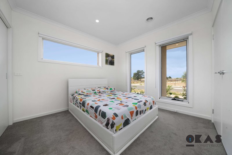 Photo - 67 Greenpoint Drive, Rockbank VIC 3335 - Image 4