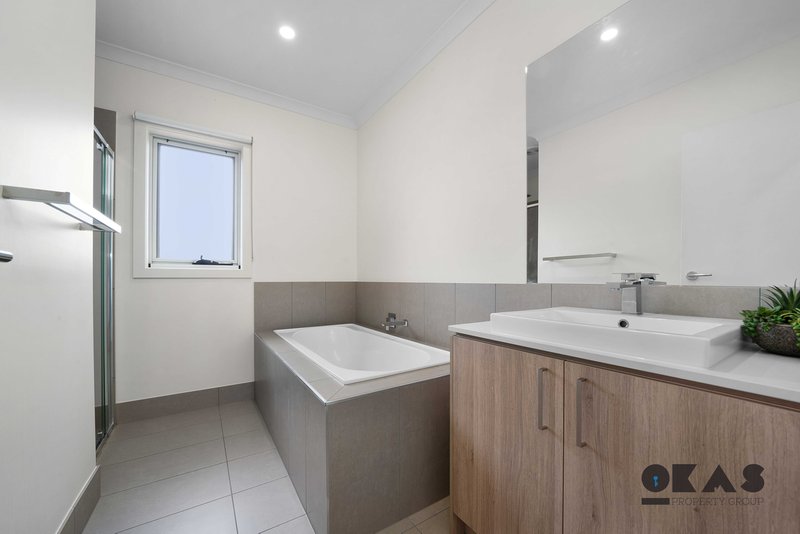 Photo - 67 Greenpoint Drive, Rockbank VIC 3335 - Image 5