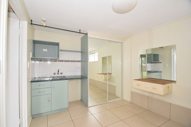 Photo - 67 Hoepper Street, Kearneys Spring QLD 4350 - Image 11