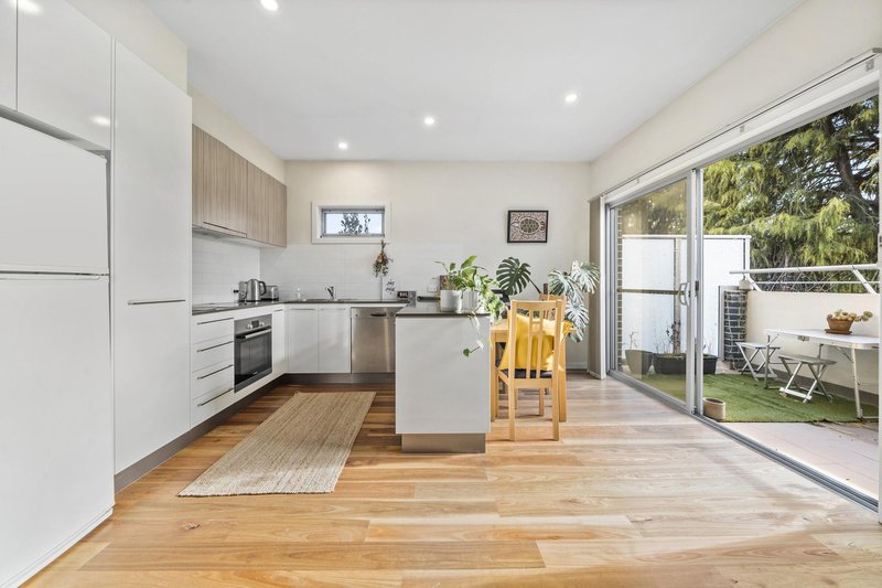 Photo - 6/7 Lowanna Street, Braddon ACT 2612 - Image 2