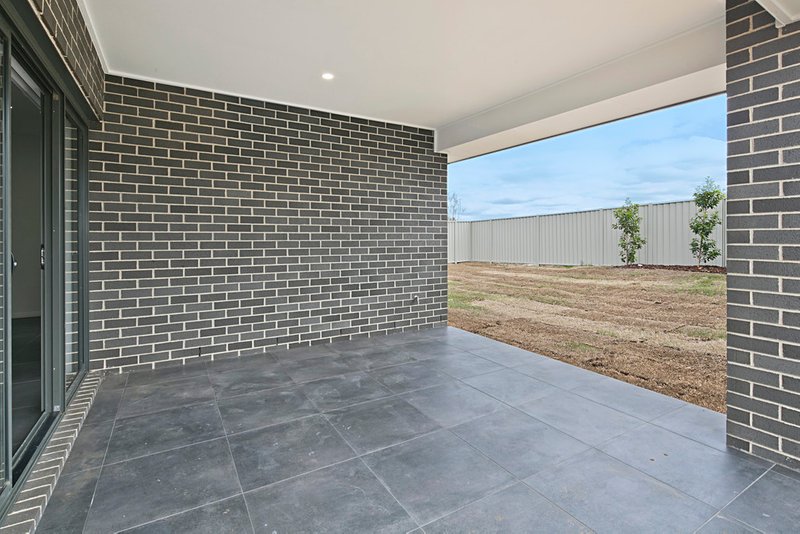 Photo - 67 Quiberon Way, Goulburn NSW 2580 - Image 11