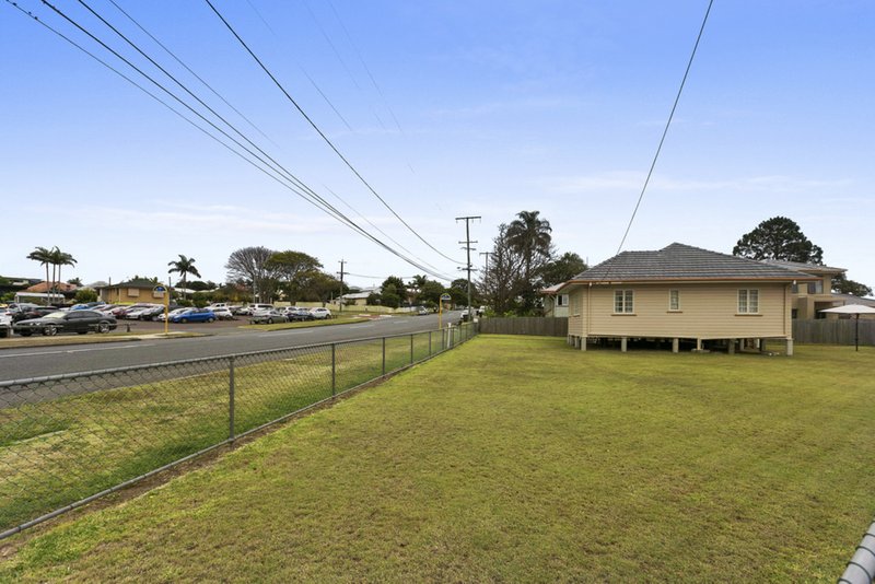 Photo - 67 Stradbroke Avenue, Wynnum QLD 4178 - Image 4