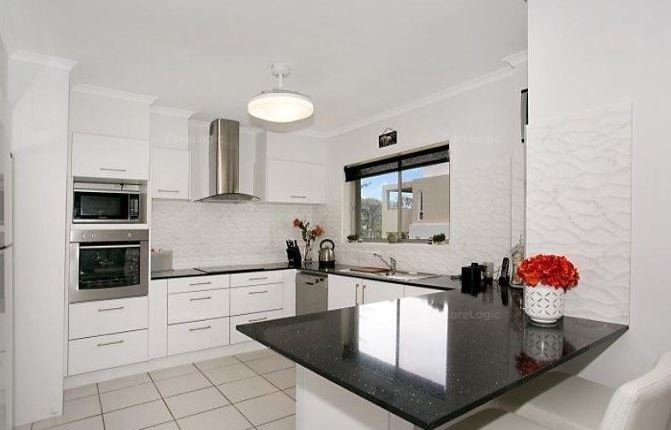 Photo - 6/70 Marine Parade, Miami QLD 4220 - Image 3